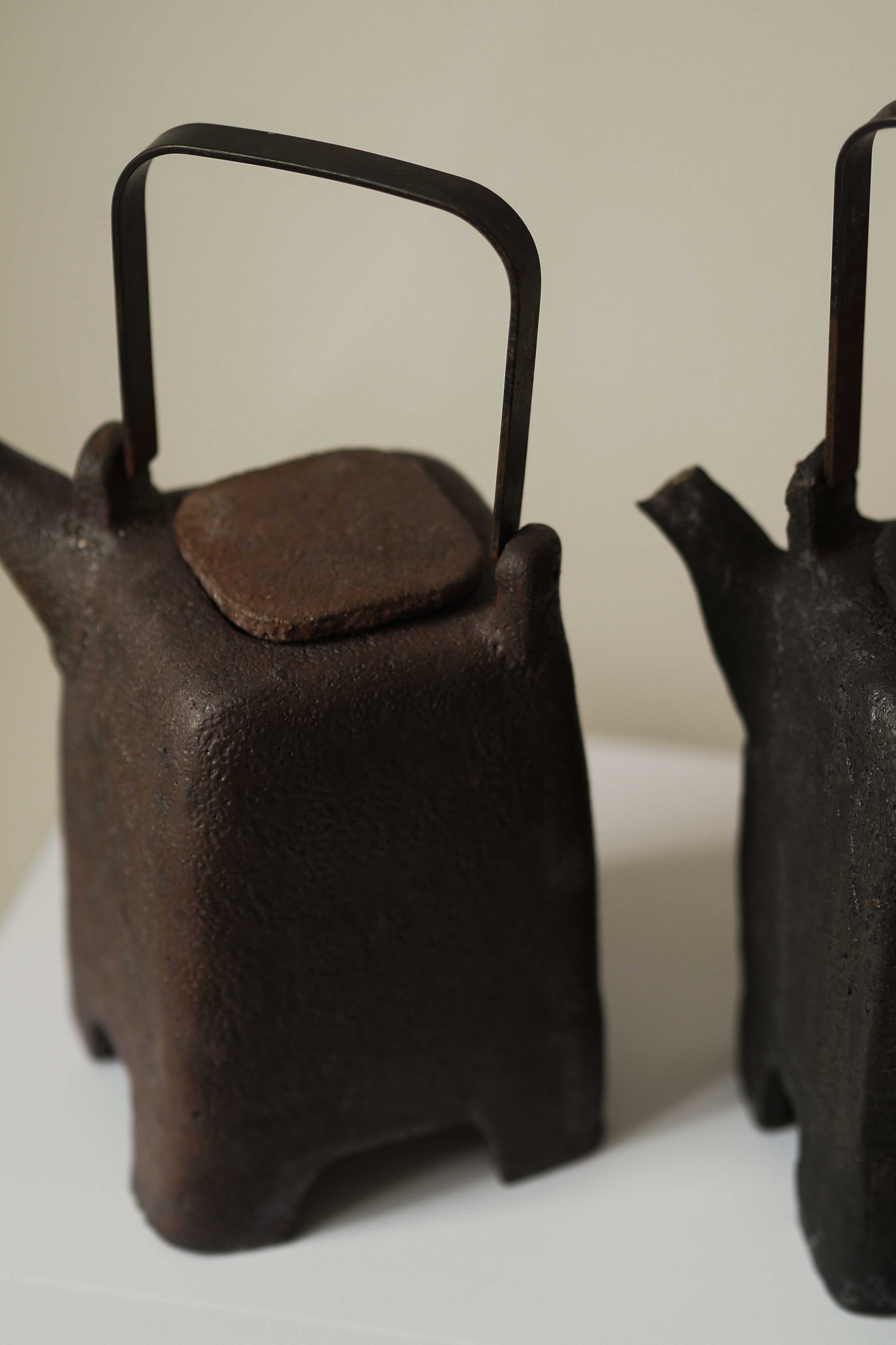 BROWN TEAPOT WITH METAL HANDLE