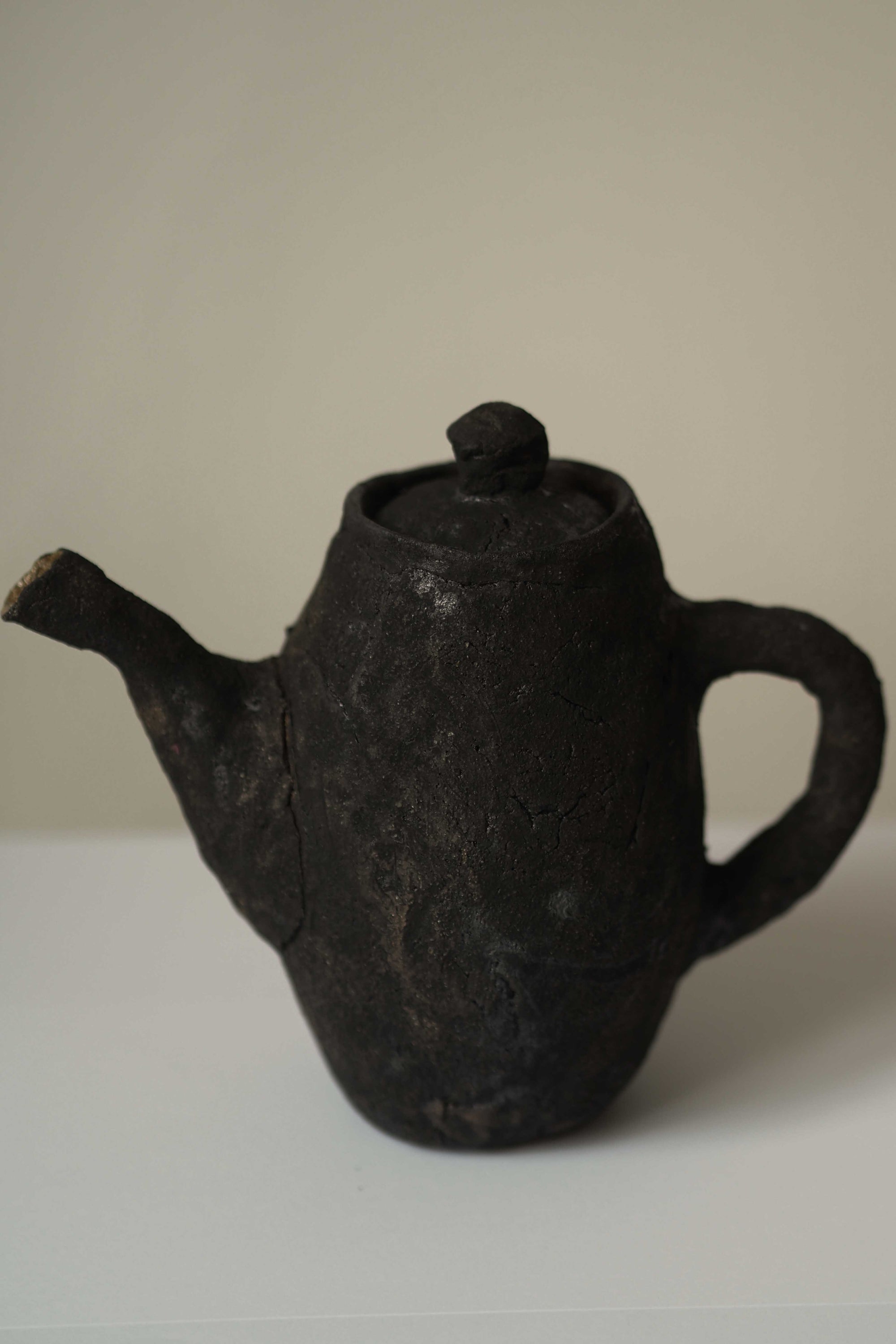 HAND-MODELED TEAPOT - BLACK 01