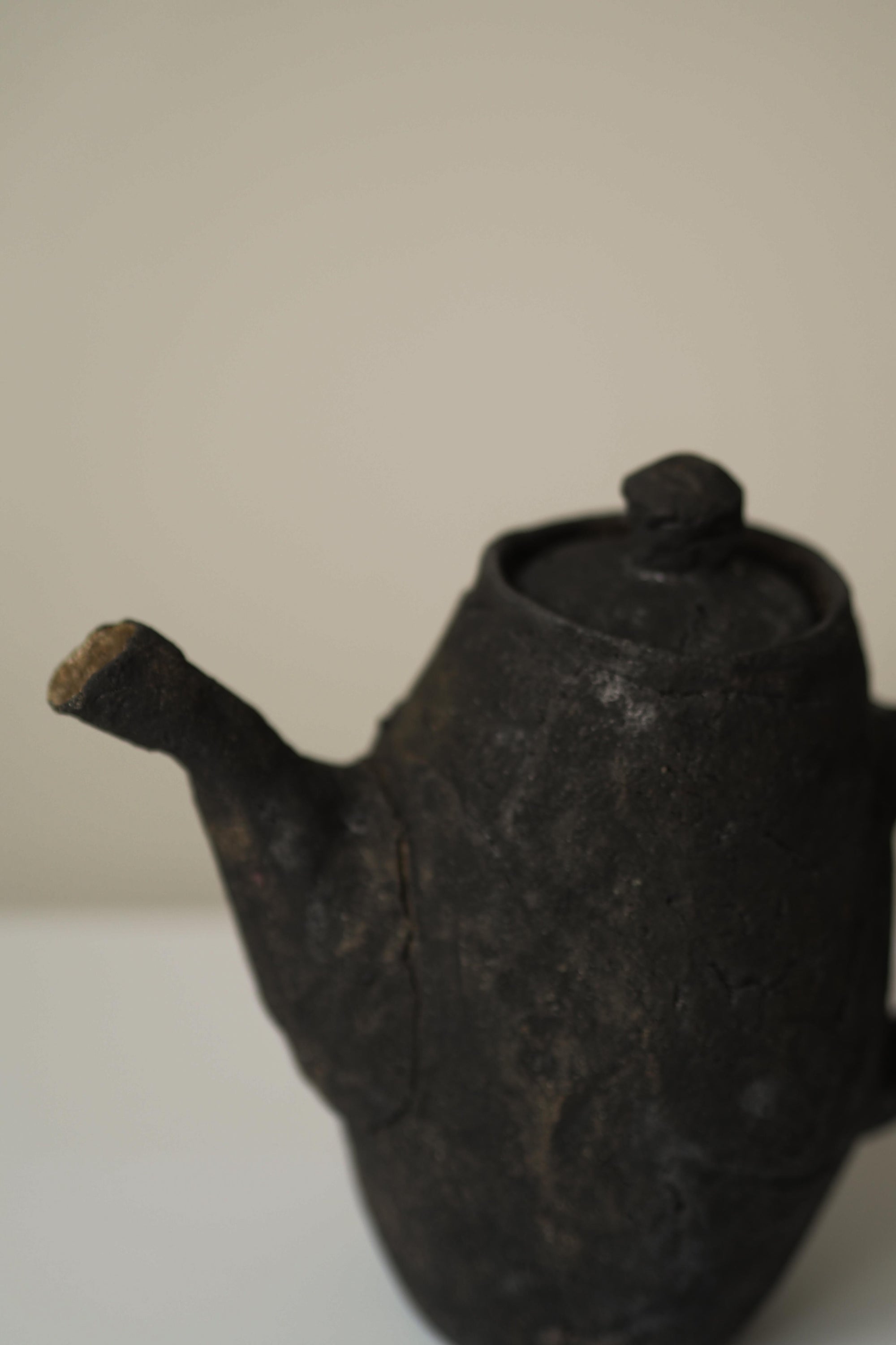HAND-MODELED TEAPOT - BLACK 01