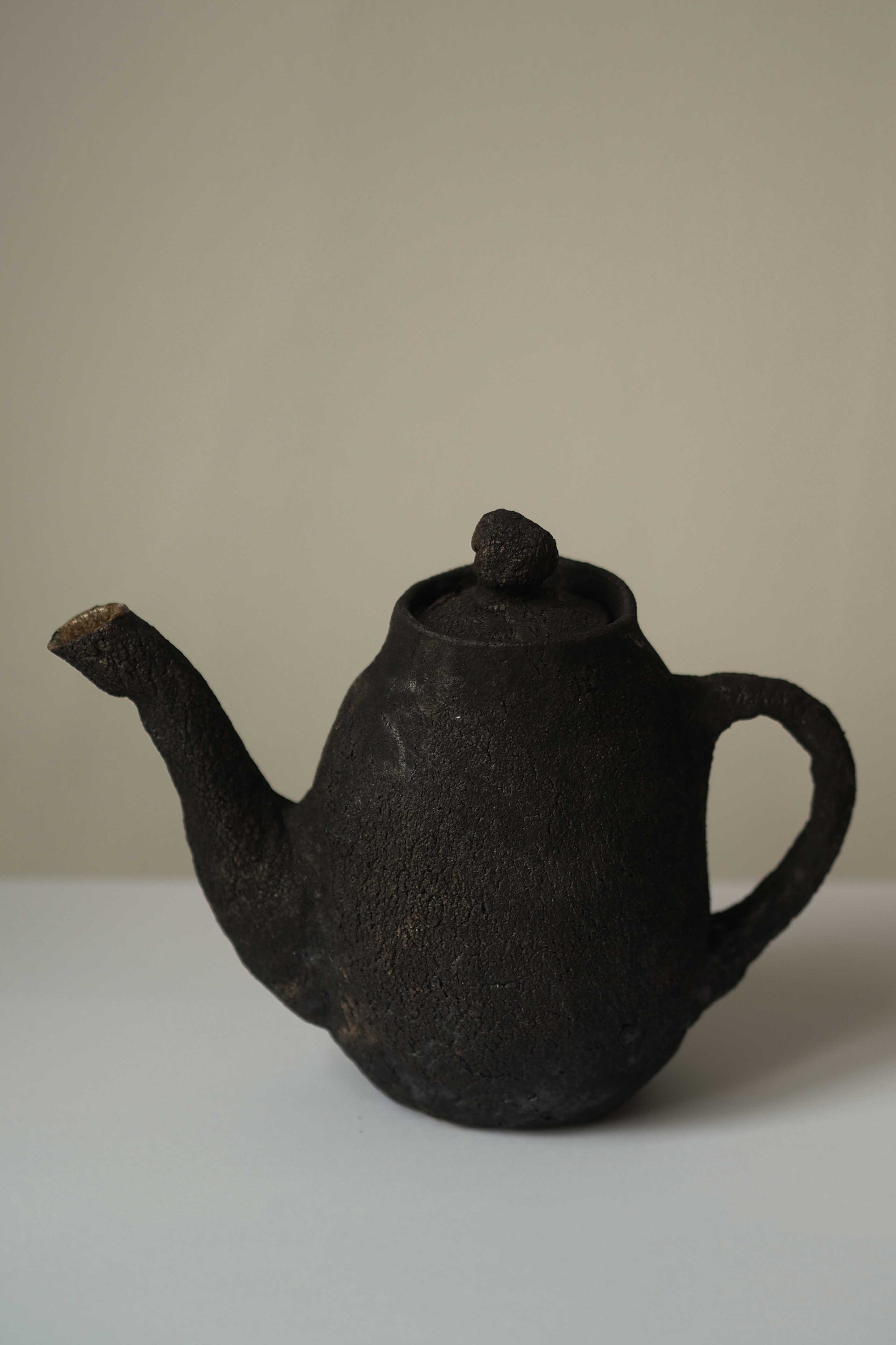 HAND-MODELED TEAPOT - BLACK 02