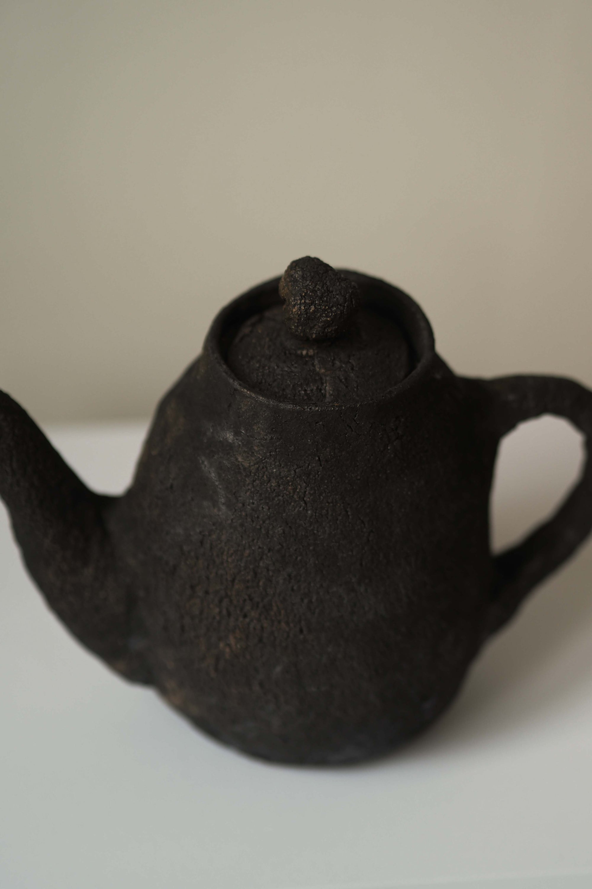 HAND-MODELED TEAPOT - BLACK 02