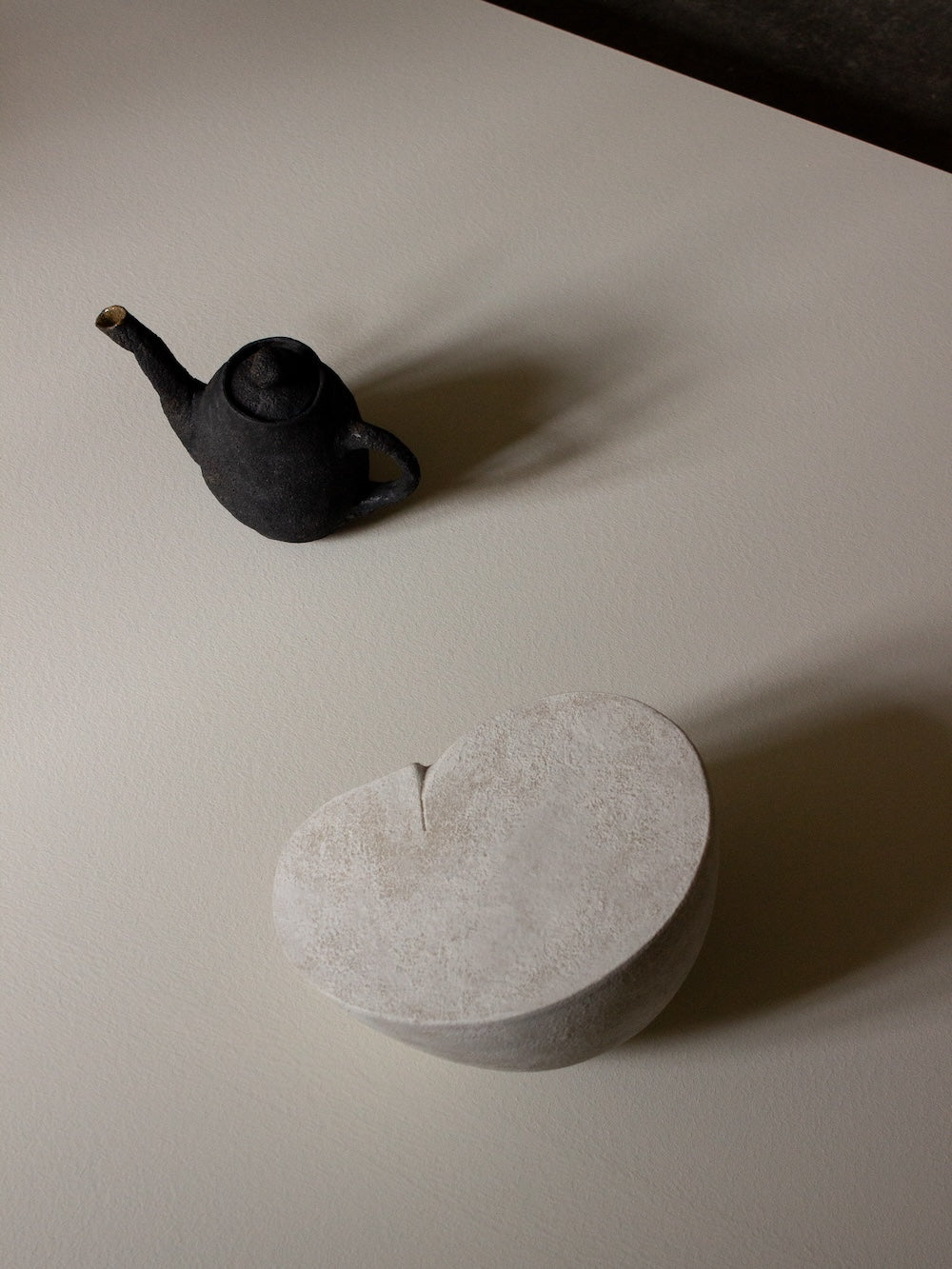 HAND-MODELED TEAPOT - BLACK 02