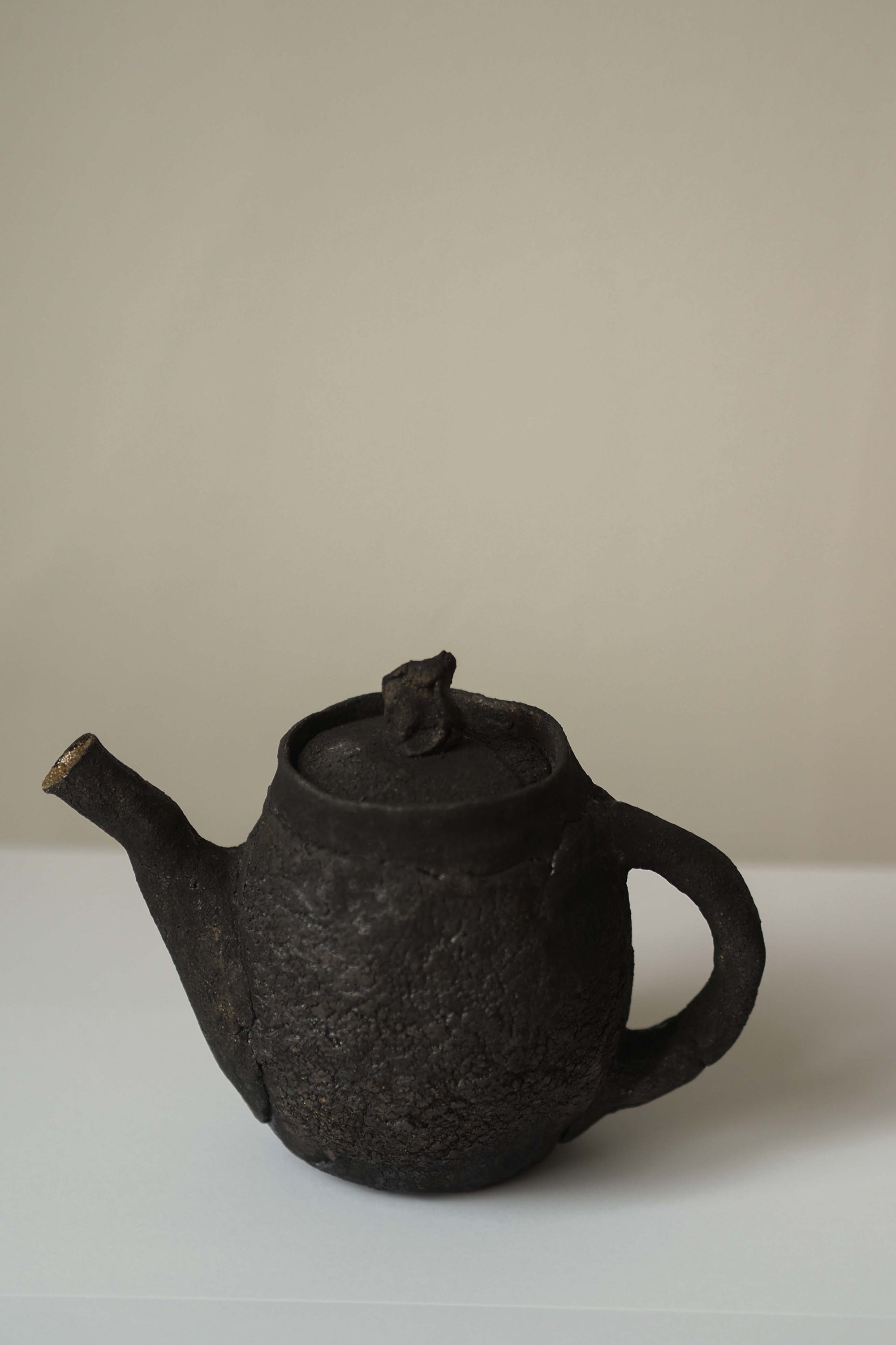 HAND-MODELED TEAPOT - BLACK 03