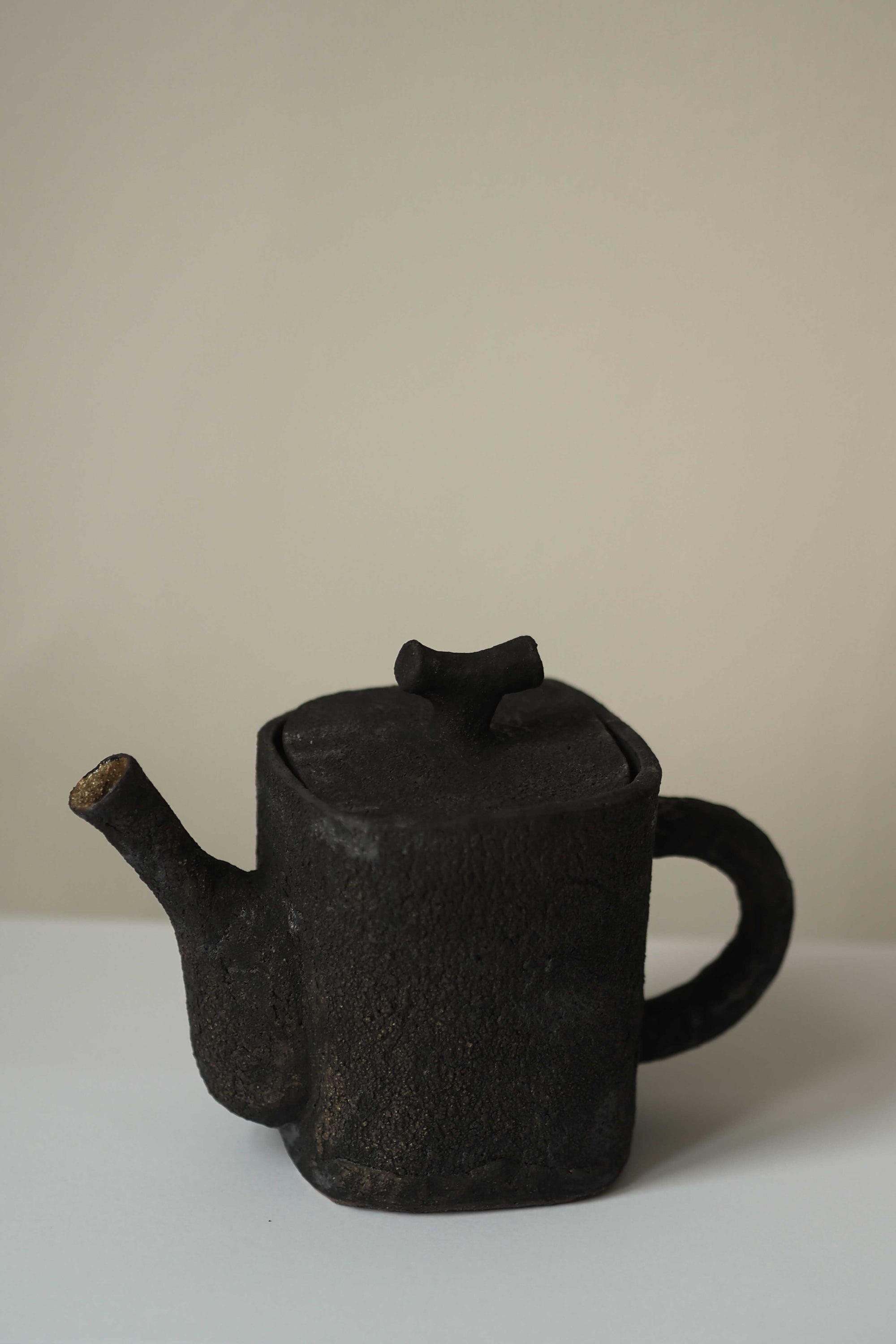 HAND-MODELED TEAPOT - BLACK 05