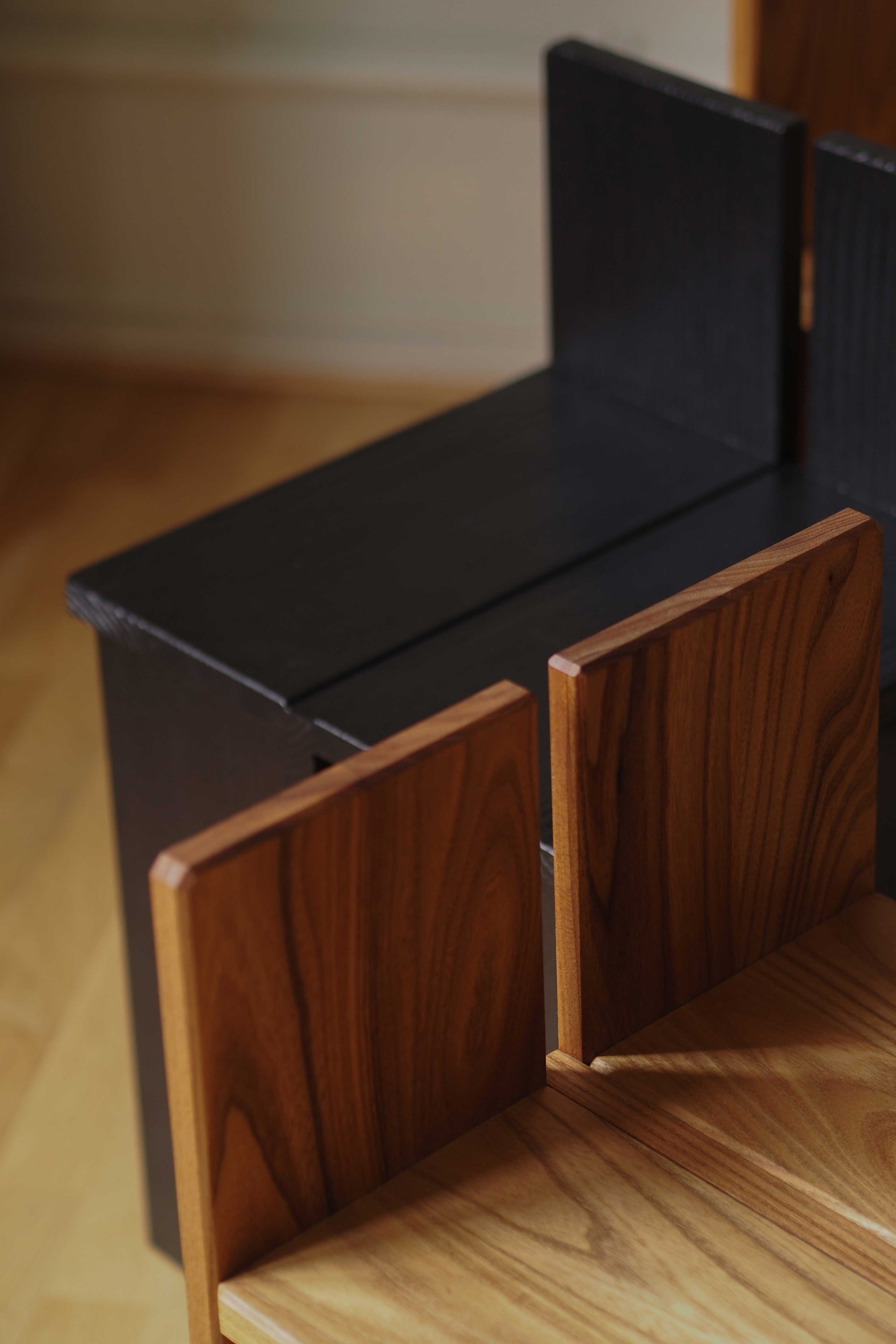 SUGOI SUGOI CHAIR - ELM WOOD